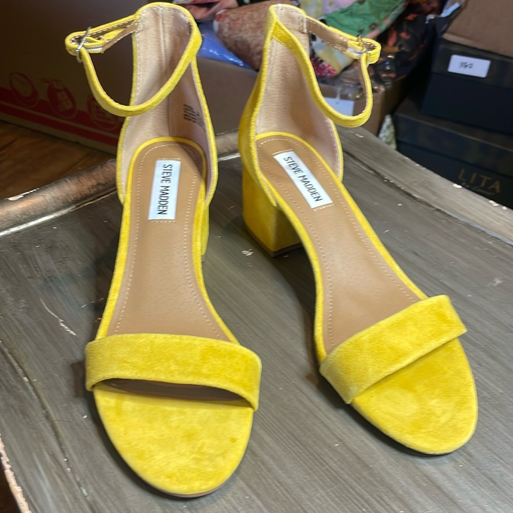 💛Steve Madden yellow suede sandals, new inbox size 9 2 inch hill💛